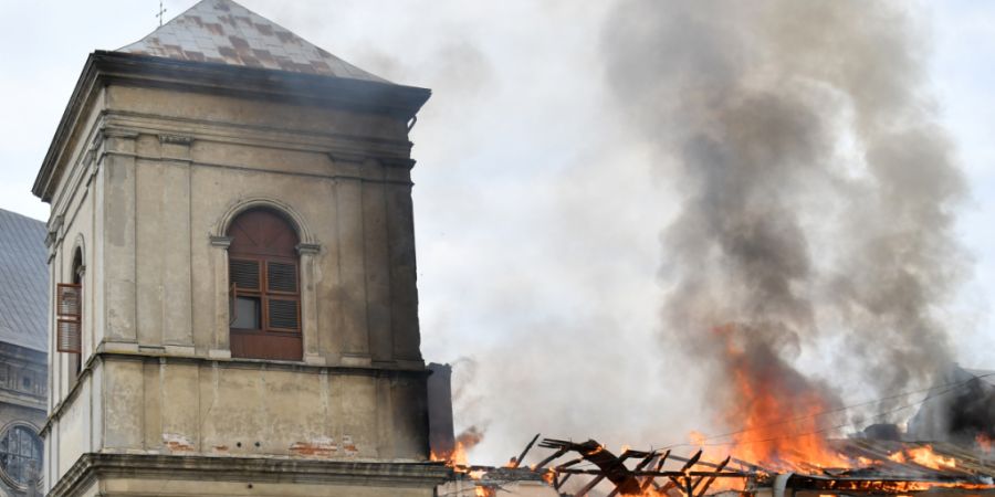 Nach dem russischen Drohnenangriff steigen Feuer und Rauch über dem Stadtzentrum von Lwiw auf. Foto: Mykola Tys/AP/dpa