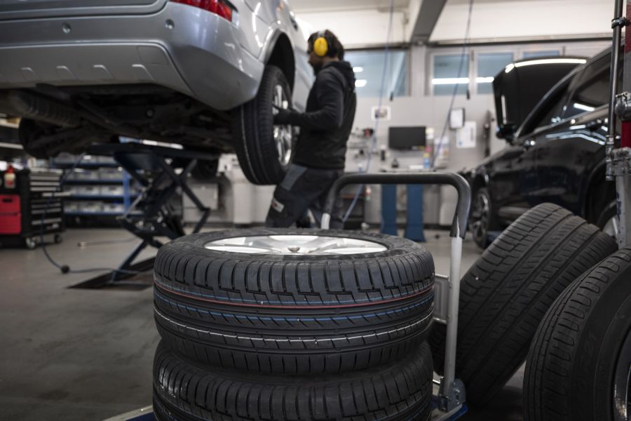 Sensoren, Kameras und Assistenzsysteme machen Autos sicherer – aber teurer in Reparatur und Ersatzteilen.