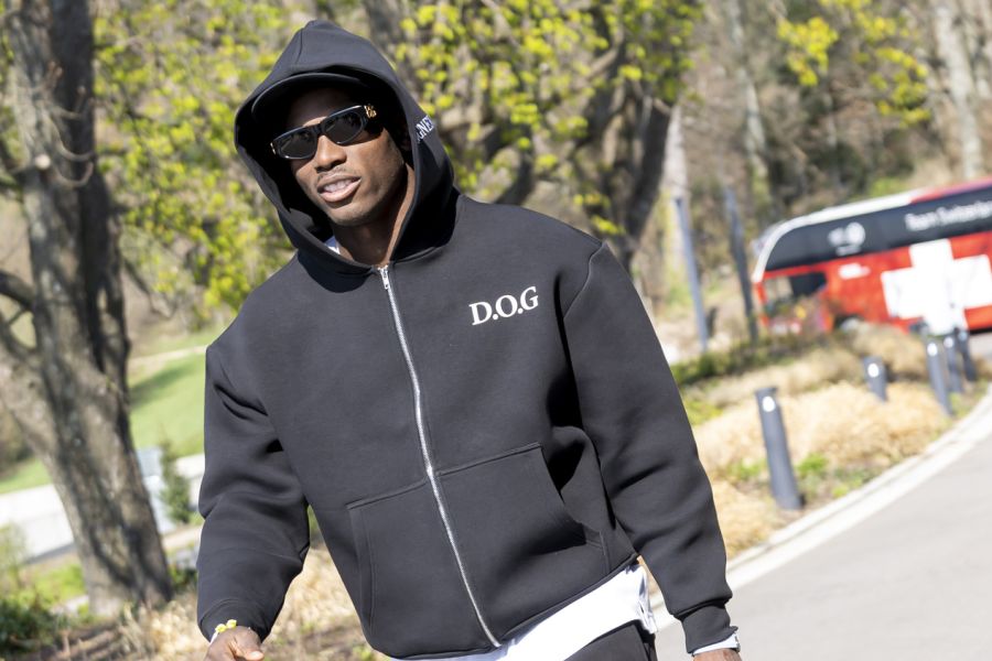 Breel Embolo bei der Ankunft im Trainingslager der Schweizer Nati.