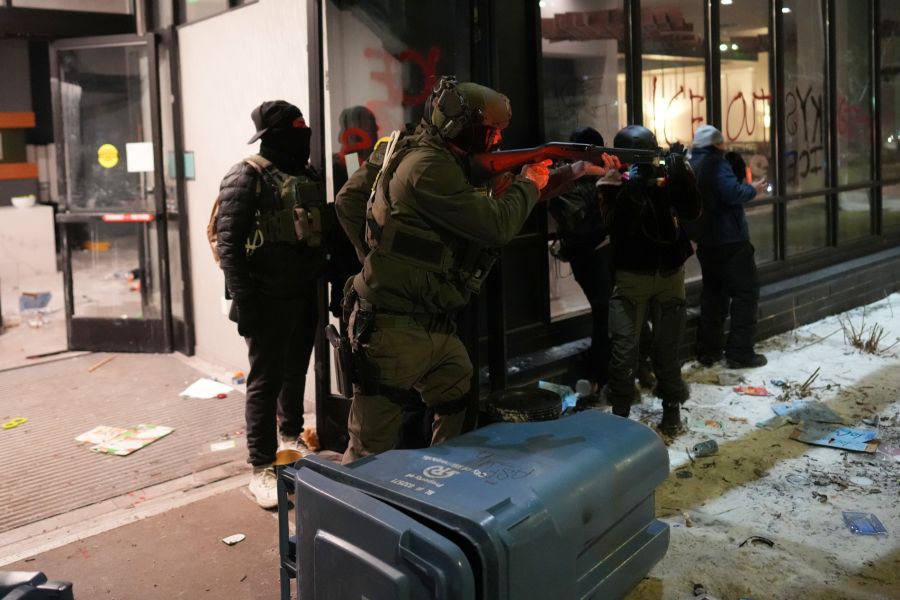 Zwei Personen wurden offenbar von Bundesbeamten in Gewahrsam genommen.