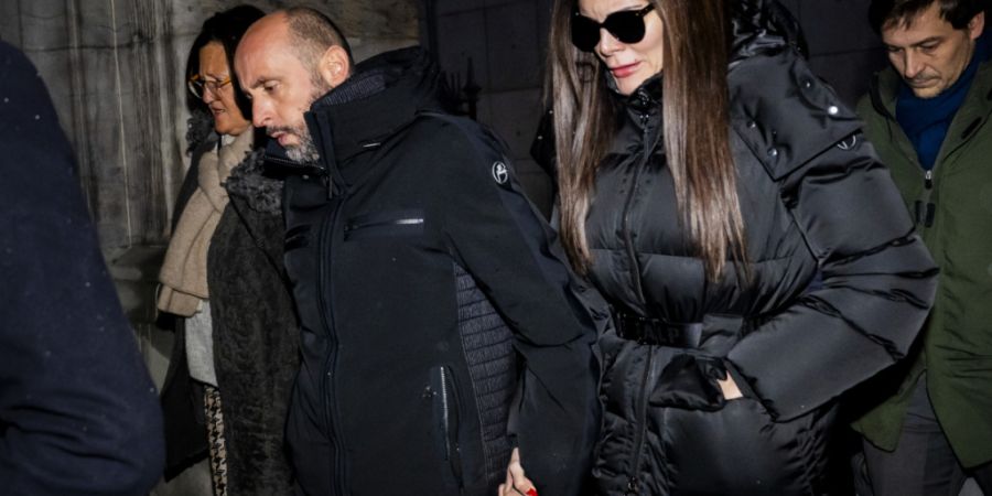 Frei auf Kaution: Jacques und Jessica Moretti mit ihren Anwältinnen und Anwälten in Sitten. (Archivbild)