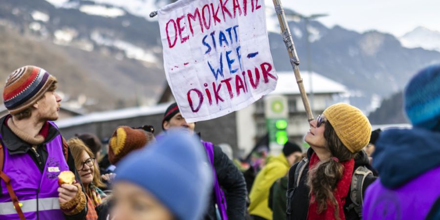 Rund 600 Demonstrantinnen und Demonstranten versammelten sich am Samstag in Küblis GR zu einer Demonstration gegen das WEF.