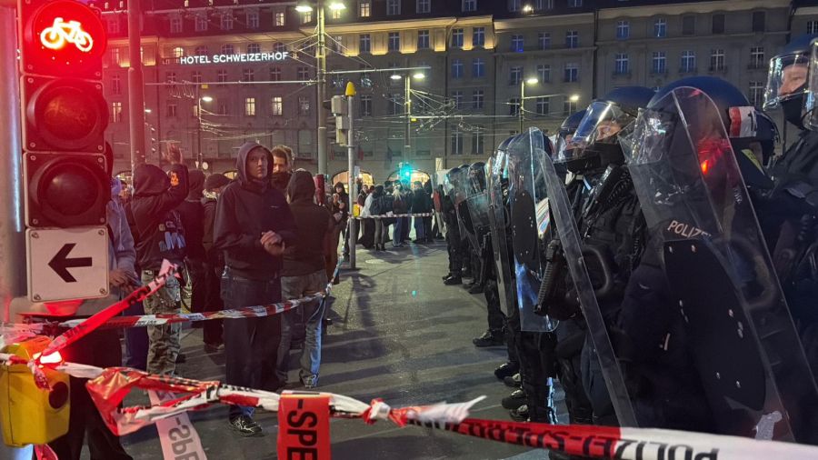 Die Polizei hat die Kundgebung nach kurzer Zeit aufgelöst.