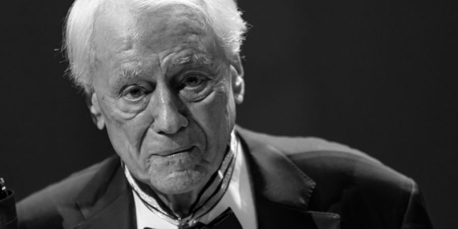 Alexander Kluge, Filmemacher und Schriftsteller, steht bei der Begrüßung neuer Mitglieder in den Orden Pour le merite auf der Bühne. Foto: Fabian Sommer/dpa