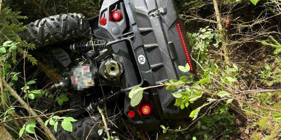 Mit diesem Quad ist ein 73-jähriger Mann in Gänsbrunnen SO eine steil abfallende Böschung hinuntergestürzt.