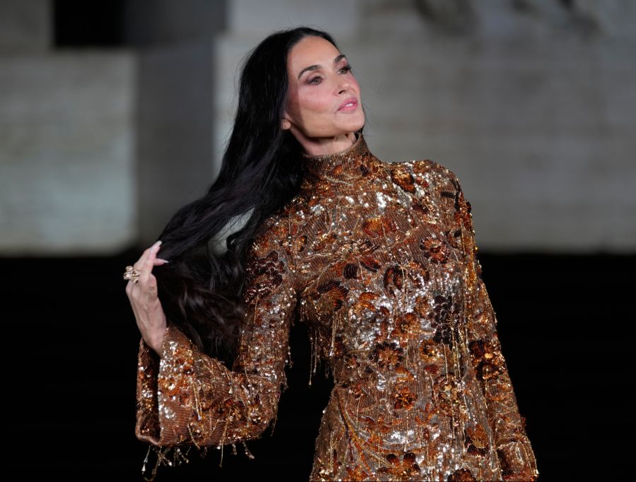 So wie hier im September 2025 trägt der Hollywood-Star die Haare am liebsten.