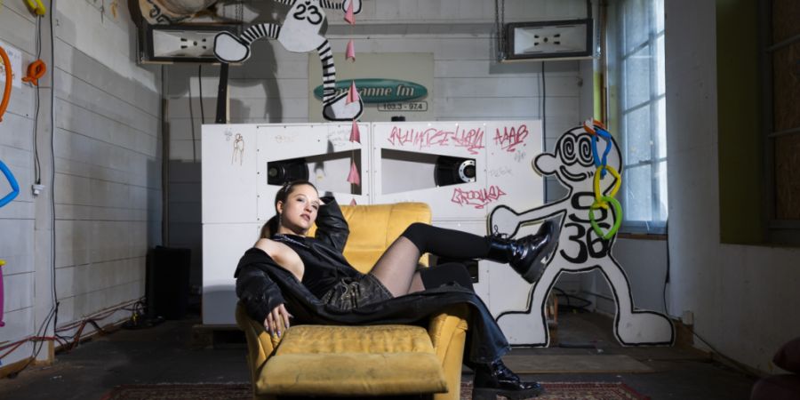 Rapperin Nathalie Froehlich hat für ihr Debütalbum ihre Live-Auftritte als Vorbild genommen: Erst kommt von den Nullerjahren inspirierte Musik, dann ein Bruch, und schliesslich verset...