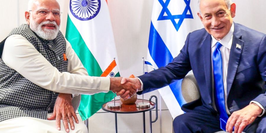 Der indische Premierminister Narendra Modi (l) trifft den Israels Premierminister Benjamin Netanjahu zum Auftakt eines zweitägigen Staatsbesuchs in Israel. Foto: Seshadri Sukumar/ZUMA ...