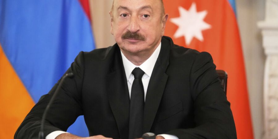ARCHIV - Aserbaidschans Präsident Ilham Aliyev nimmt an einer trilateralen Unterzeichnungszeremonie mit Präsident Trump und Armeniens Ministerpräsident Paschinjan im State Dining Roo...