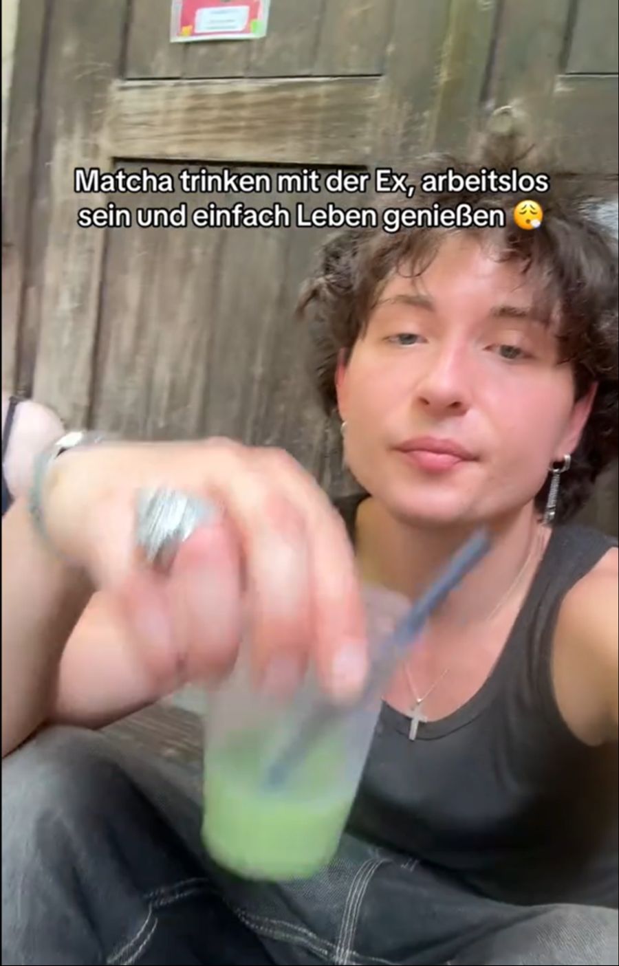 Yannis Berkard aus Deutschland zelebriert seine Arbeitslosigkeit.