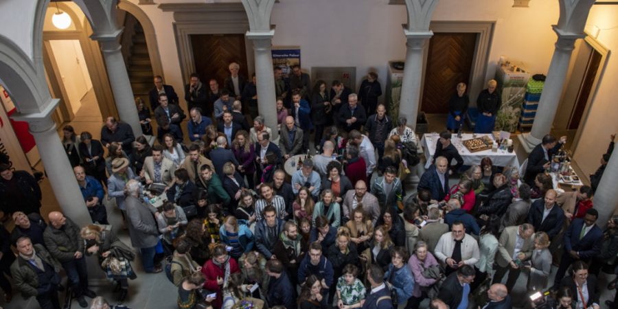 Die Besucherinnen und Besucher warten im Luzerner Regierungsgebäude auf die Wahlergebnisse der Regierungsratswahlen. (Archivaufnahme)