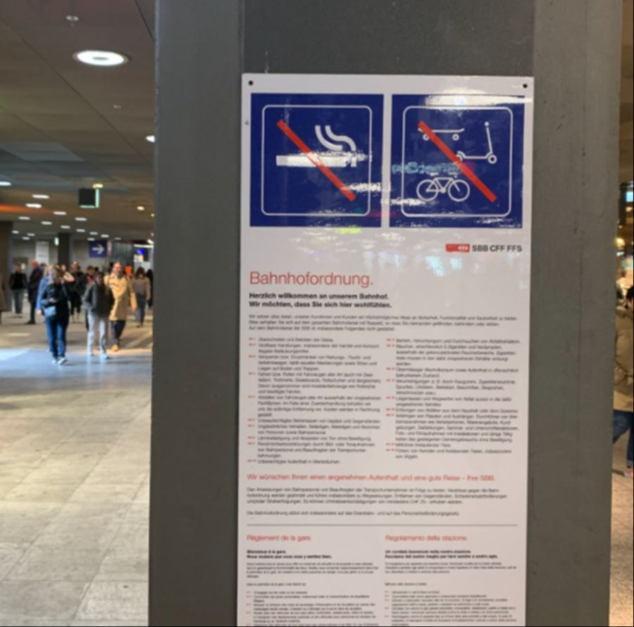 Die Bahnhofordnung stellt klar, dass Rauchen, «einschliesslich E-Zigaretten und Verdampfern», ausserhalb der gekennzeichneten Raucherbereiche nicht gestattet ist.