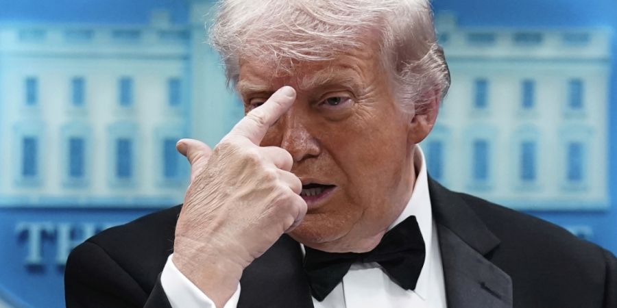 dpatopbilder - US-Präsident Donald Trump spricht nach dem Vorfall beim jährlichen White House Correspondents' Association Dinner. Foto: Jose Luis Magana/AP/dpa