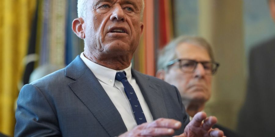 ARCHIV - US-Gesundheitsminister Robert F. Kennedy Jr. spricht vor der Unterzeichnung einer Durchführungsverordnung durch US-Präsident  Trump, mit dem Marihuana als weniger gefährlich...