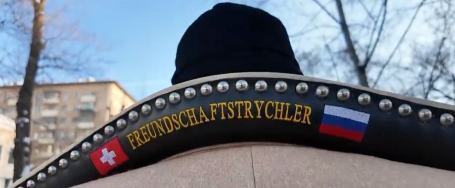 Die Freundschaftstrychler marschierten in Moskau zur Schweizer Botschaft.