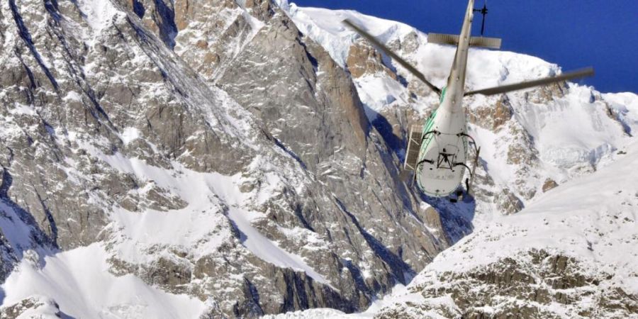 ARCHIV - Ein Hubschrauber der Bergwacht ist auf dem Weg zu einem Fundort in den Bergen. Foto: Thierry Pronesti/ANSA/AP/dpa (Archivbild)