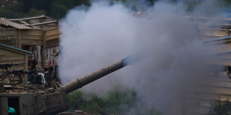 Eine mobile Artillerieeinheit des israelischen Militärs feuert in Richtung Südlibanon. Foto: Ariel Schalit/AP/dpa