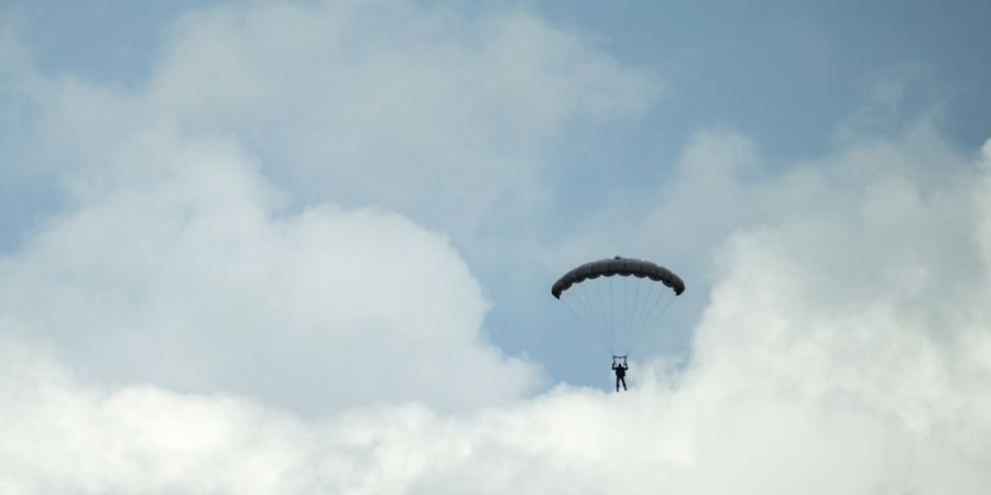 Der Verein Skydive Grenchen stellte ein Betragsgesuch beim Solothurner Swisslos-Sportfonds für die Anschaffung eines Absetzflugzeugs für Fallschirmspringer. Der Regierungsrat sprach e...