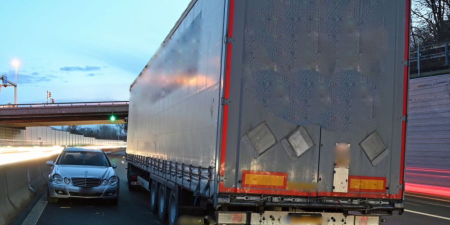 Bei einer Kollision zwischen einem Sattelmotorfahrzeug und einem Auto wurde am Donnerstagmorgen eine Person in Luzern verletzt.