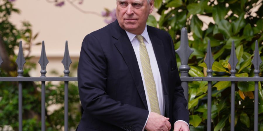 ARCHIV - Prinz Andrew schaut sich um, als er die St. George's Chapel auf Schloss Windsor verlässt. Foto: Kirsty Wigglesworth/AP/dpa