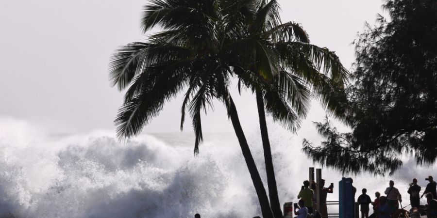 ARCHIV - Große Wellen brechen im März 2025 wegen des tropischen Sturmtiefs «Alfred» bei Snapper Rocks an der Gold Coast. Der Tropensturm «Narelle» hat sich zu einem Zyklon der hö...