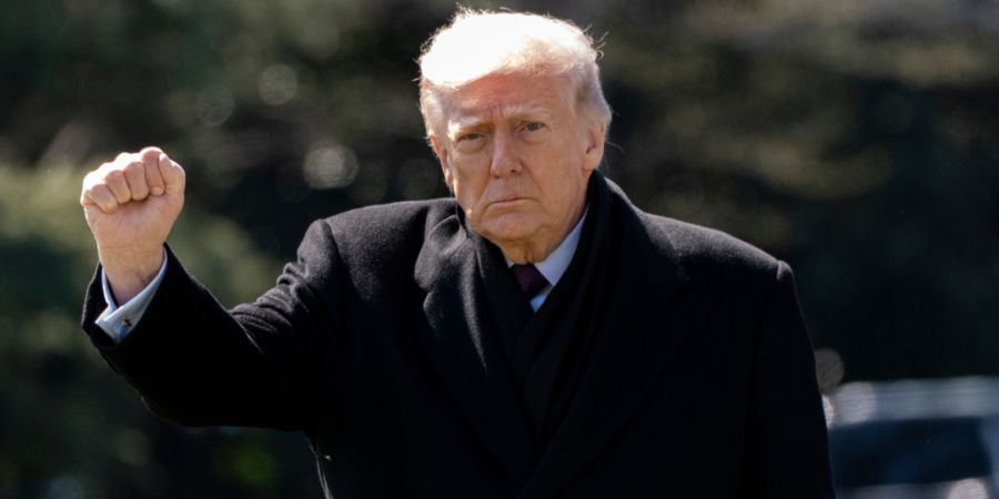 Präsident Donald Trump reckt die Faust, als er in Washington mit der Marine One vom South Lawn des Weißen Hauses abfliegt. Foto: Alex Brandon/AP/dpa