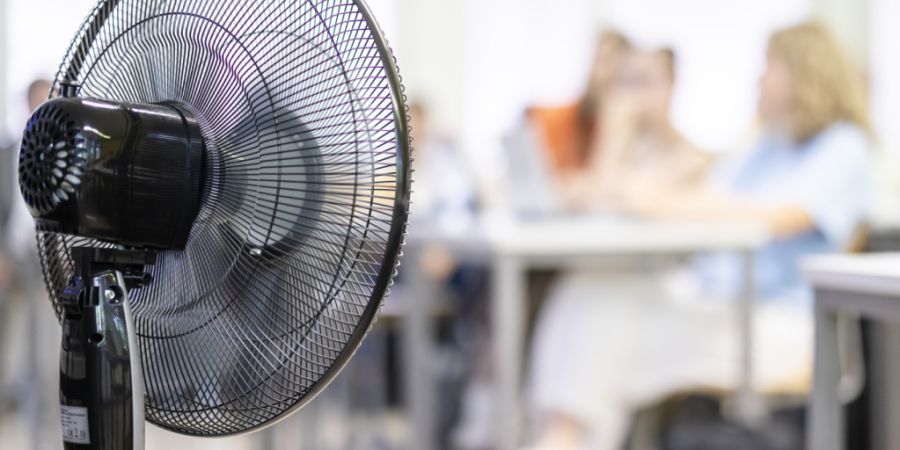 Mit Sofortmassnahmen wie mobilen Lüftungsgeräten konnte die Schadstoffbelastung an der Kanti Willisau reduziert werden. (Symbolbild)