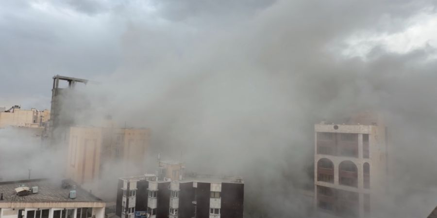 ARCHIV - Eine Straße voller Rauch nach einer Explosion in Teheran. Foto: Mohsen Ganji/AP/dpa