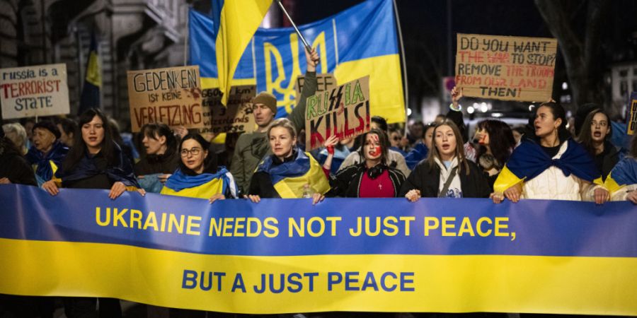Etwa 1000 Menschen gingen in Zürich aus Solidarität mit der Ukraine auf die Strasse. (Archivbild)