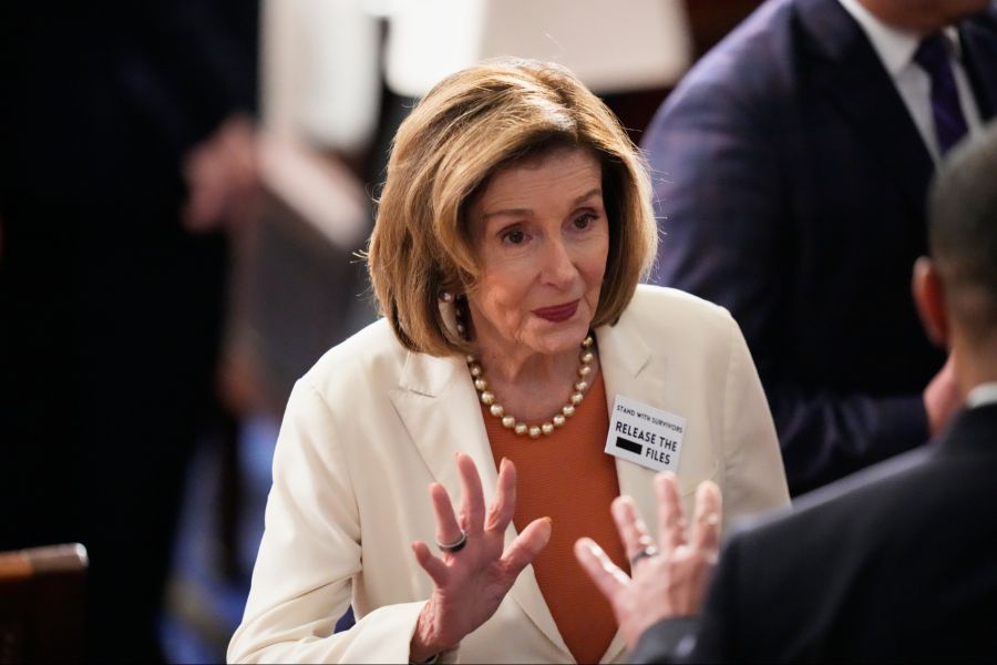Nancy Pelosi trug einen Anstecker mit der Aufschrift «Gebt die Akten frei».
