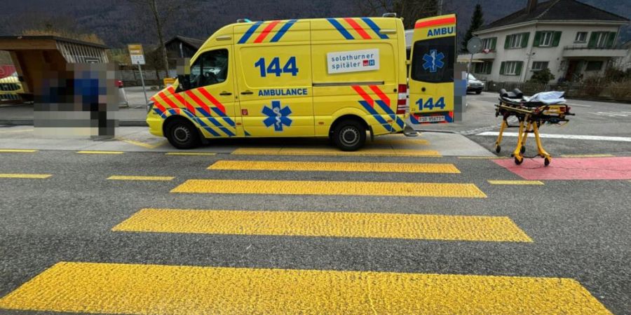 Beim Überqueren eines Fussgängerstreifens sind in Lauperdorf SO eine Frau und ein Kind von einem Autolenker angefahren worden.