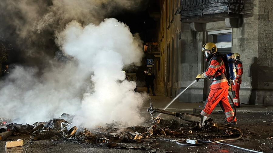 Nachdem die Polizei das Gelände geräumt hatte, stand die Feuerwehr im Einsatz, um die Brände zu löschen.