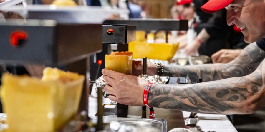 Die Berner Fachhochschule untersuchte die wirtschaftliche Bedeutung der Walliser AOP-RAclette-Produktion. (Symbolbild)
