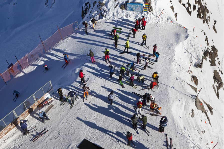 Die Pisten sind zudem oft künstlich beschneit und damit härter. Das erlaubt höhere Geschwindigkeiten.
