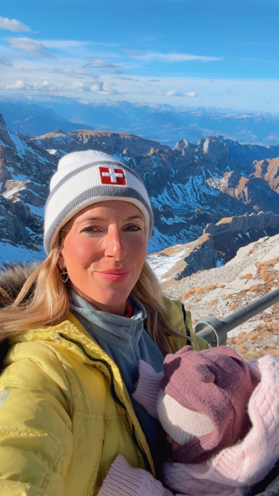 Deniz Kayadelen mit ihrer Tochter in den Bergen. Vier Monate nach der Geburt startet sie bei der Eisschwimm-EM. Sie zeigt: Mutterschaft ist kein Rückzug, sondern ein Neubeginn.