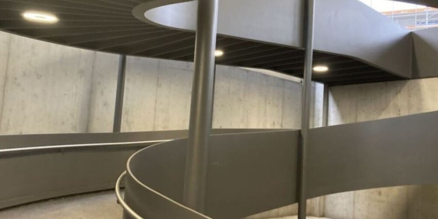 In Altdorf sollen Rollstuhlfahrer statt über die lange Rampe mit einem Lift in die Bahnhofsunterführung gelangen können. (Archivaufnahme)