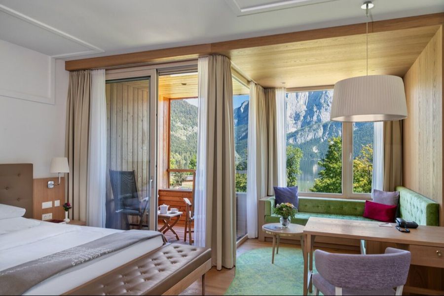 Auch die Zimmer zeigen, worum es hier geht: Komfort, Seeblick und ein Aufenthalt für zahlungskräftige Gäste.