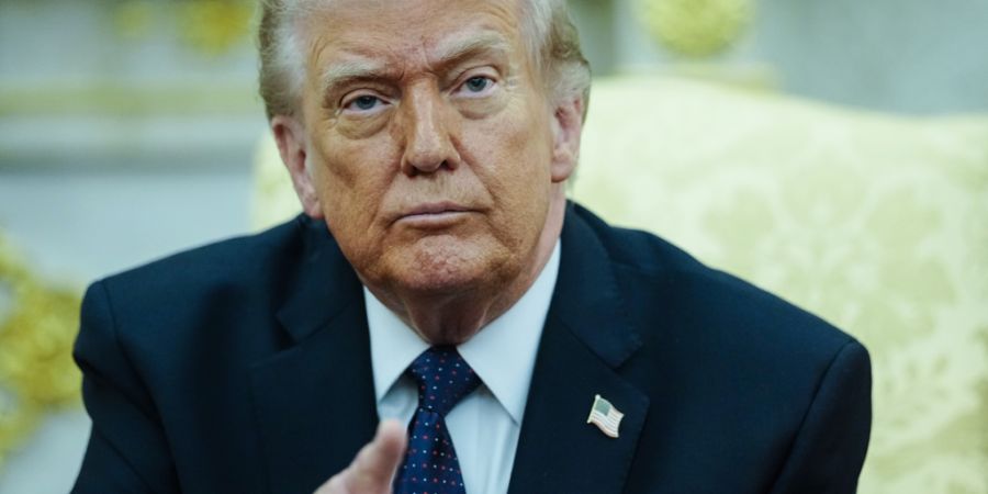 ARCHIV - US-Präsident Donald Trump spricht während eines Treffens mit Bundeskanzler Merz (CDU) im Weißen Haus. (zu dpa: «Trump: US-Rüstungsunternehmen wollen Produktion steigern»)...