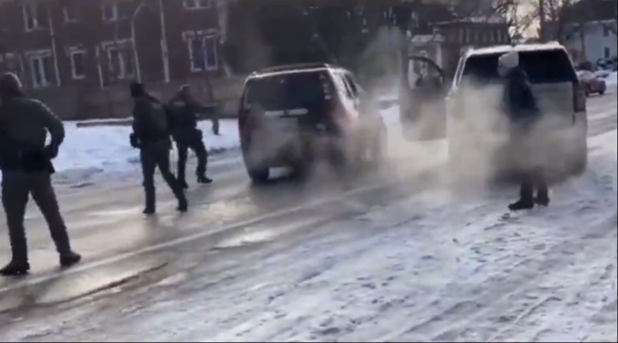 Als sie davon fahren will, schiesst ein ICE-Agent mehrmals auf die Lenkerin.