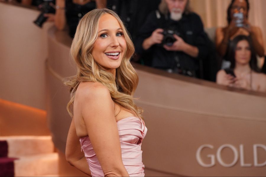 Nikki Glaser moderierte die Golden Globes – und verschonte DiCaprio nicht.