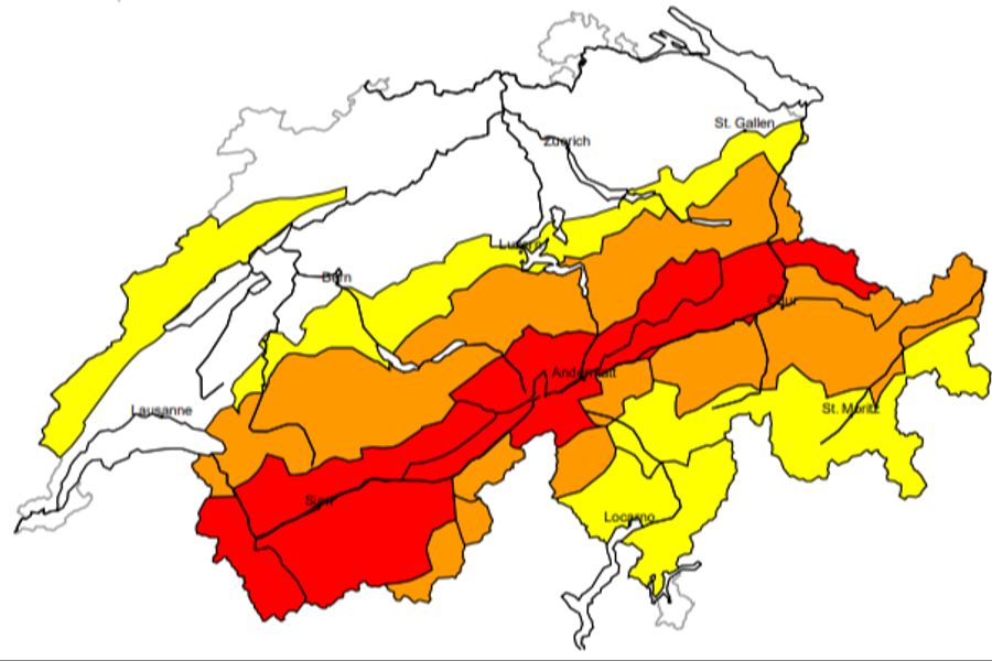Die grosse Lawinengefahr (rot) zieht sich am Sonntagabend durch den gesamten Alpenraum.