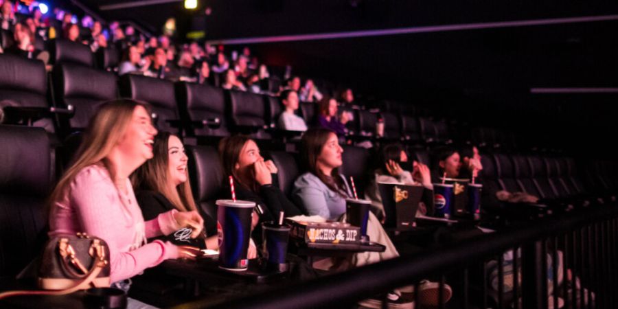 Fans der koreanischen Boyband BTS jubeln bei der Live-Übertragung in einem Berliner Kino. Foto: Carsten Koall/dpa - ACHTUNG: Nur zur redaktionellen Verwendung im Zusammenhang mit der a...
