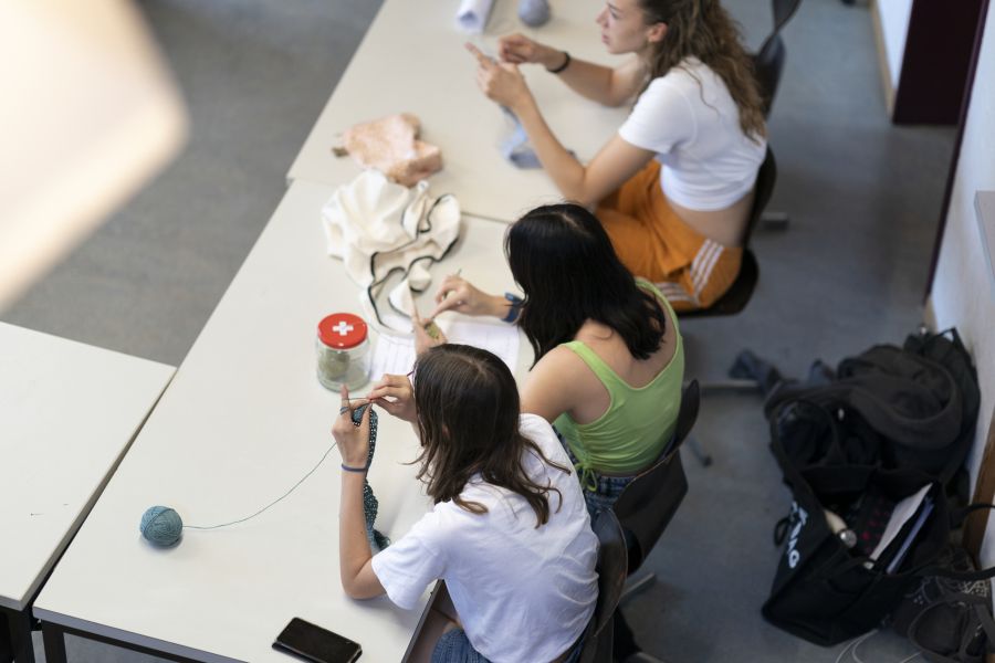 Viele junge Menschen zweifeln am Nutzen von KI für Lernen und Kreativität.
