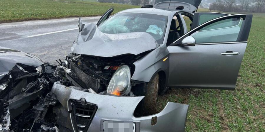 Zwei Autos nach einer Frontalkollision in Villmergen AG schrottreif. Der 20-jährige Unfallverursacher und der 21-jährige Lenker des entgegenkommenden Autos blieben unverletzt.