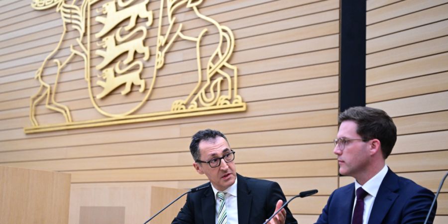 Cem Özdemir (Bündnis 90/Die Grünen, l-r) und Manuel Hagel (CDU) sitzen nach der Wahl im Plenarsaal des Landtags.