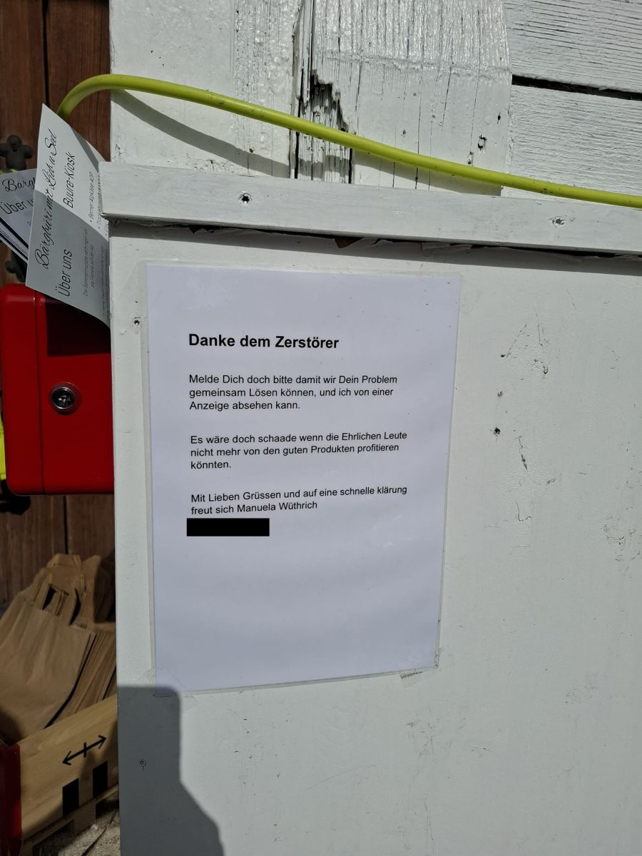 Mit diesem Aushang will Manuela Wüthrich auf den Vorfall aufmerksam machen.