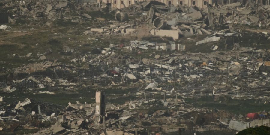ARCHIV - Gebäude, die während der israelischen Boden- und Luftoperationen zerstört wurden, stehen im Gazastreifen (Archivbild). Foto: Leo Correa/AP/dpa