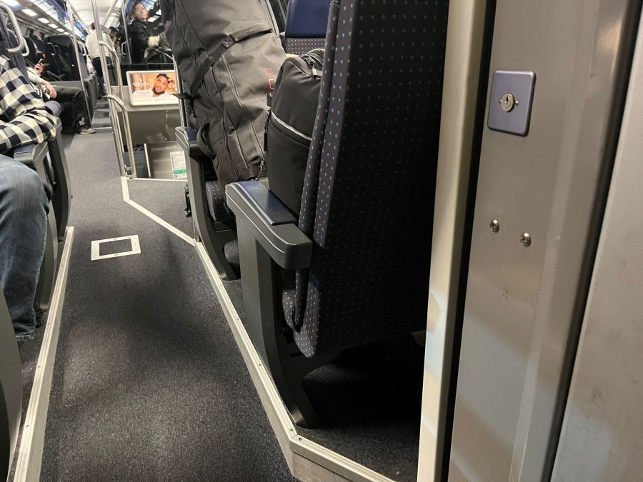 Deshalb weichen Passagiere mit ihrem Gepäck auf Sitzplätze ...