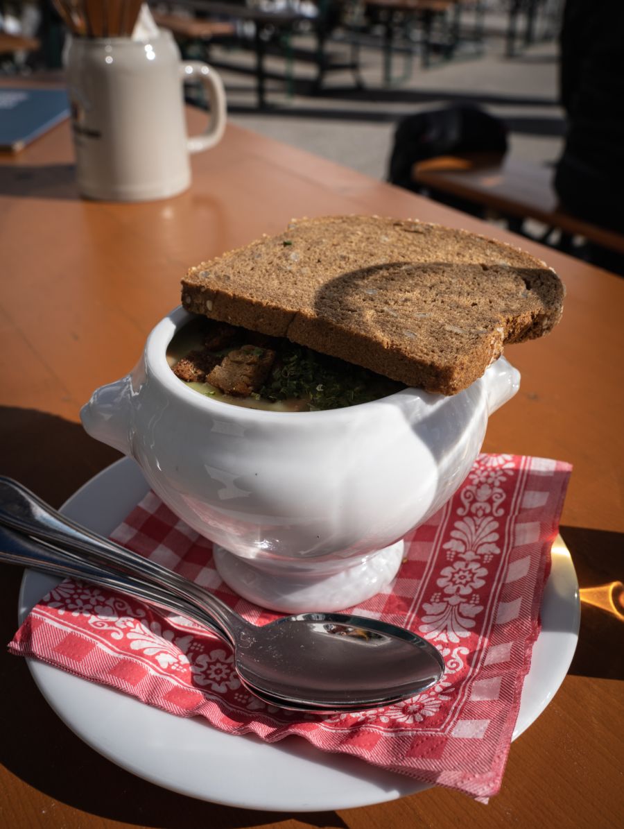 Die wärmende Kaspressenknödel-Suppe mit einem Stück Brot. Eine wunderbare Mahlzeit.