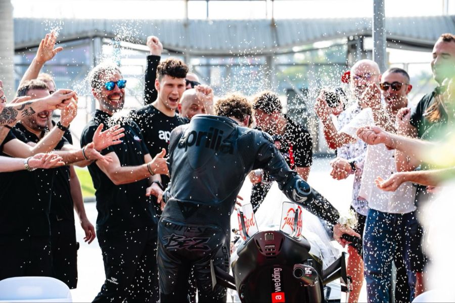 Marco Bezzecchi «heiratet» seine MotoGP-Aprilia.